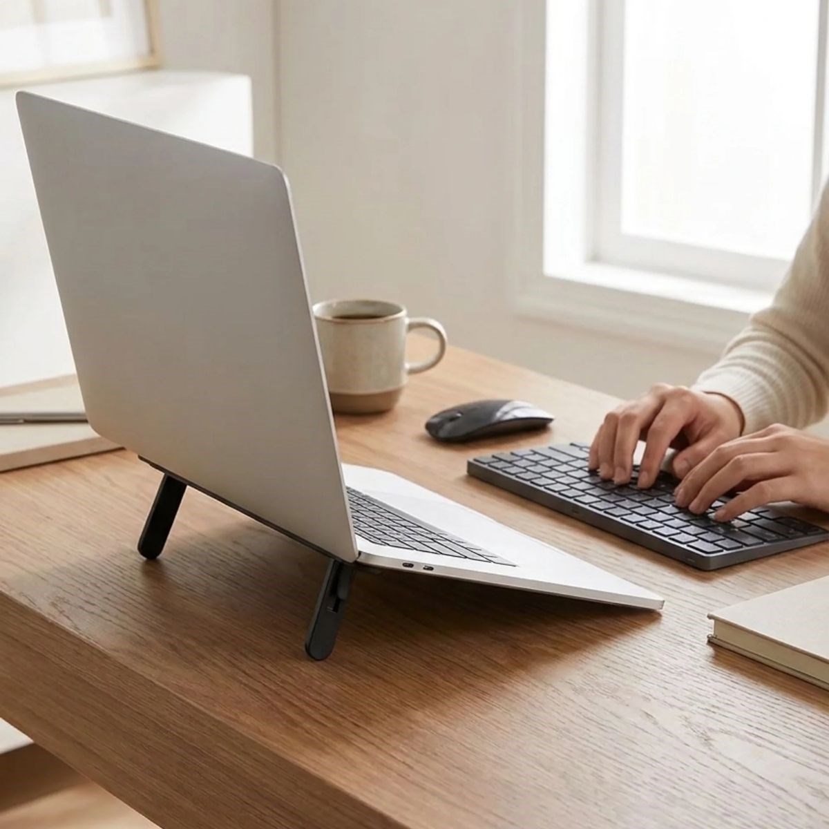 2 Kademeli Katlanabilir Laptop Standı – Kendiliğinden Güçlü Yapışkanlı, Ergonomik Tablet Yükseltici