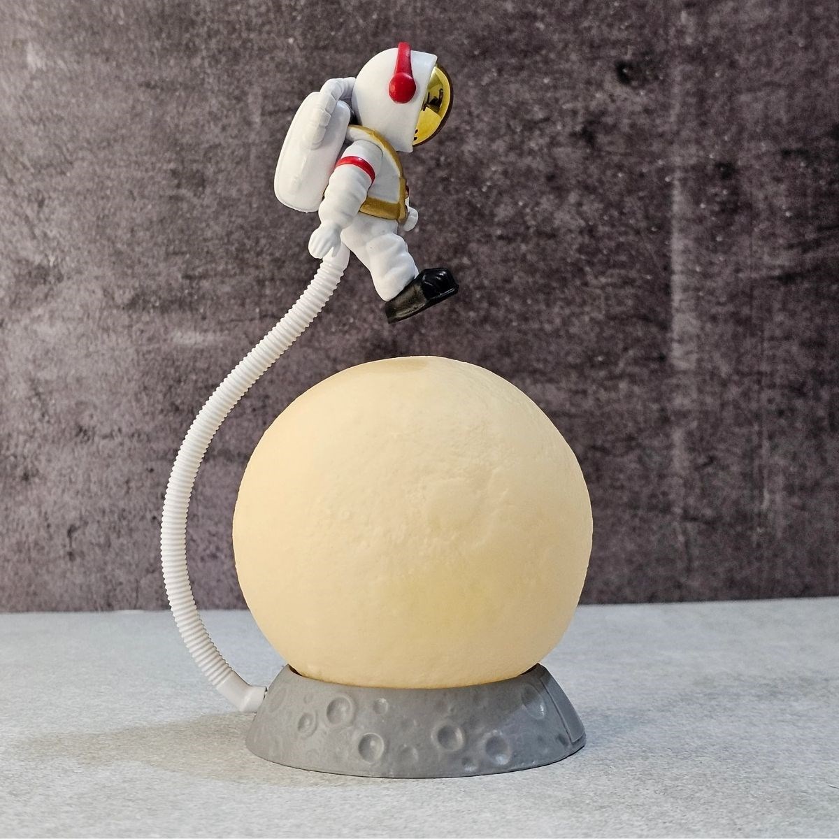 3D Ay Üzerinde Astronot LED Gece Lambası – Dokunmatik 10 Renk Değiştiren Dekoratif Çocuk Odası Masaüstü Ay Lambası