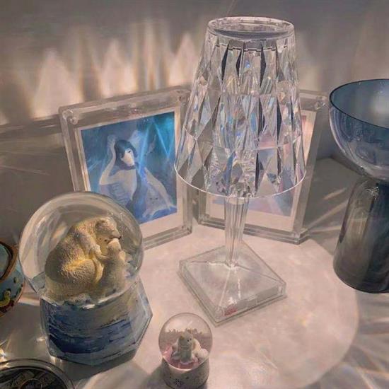 Abajur Model USB Şarjlı Kumandalı 16 Farklı Işık Modlu Masa Üstü Kristal Akrilik Lamba Led