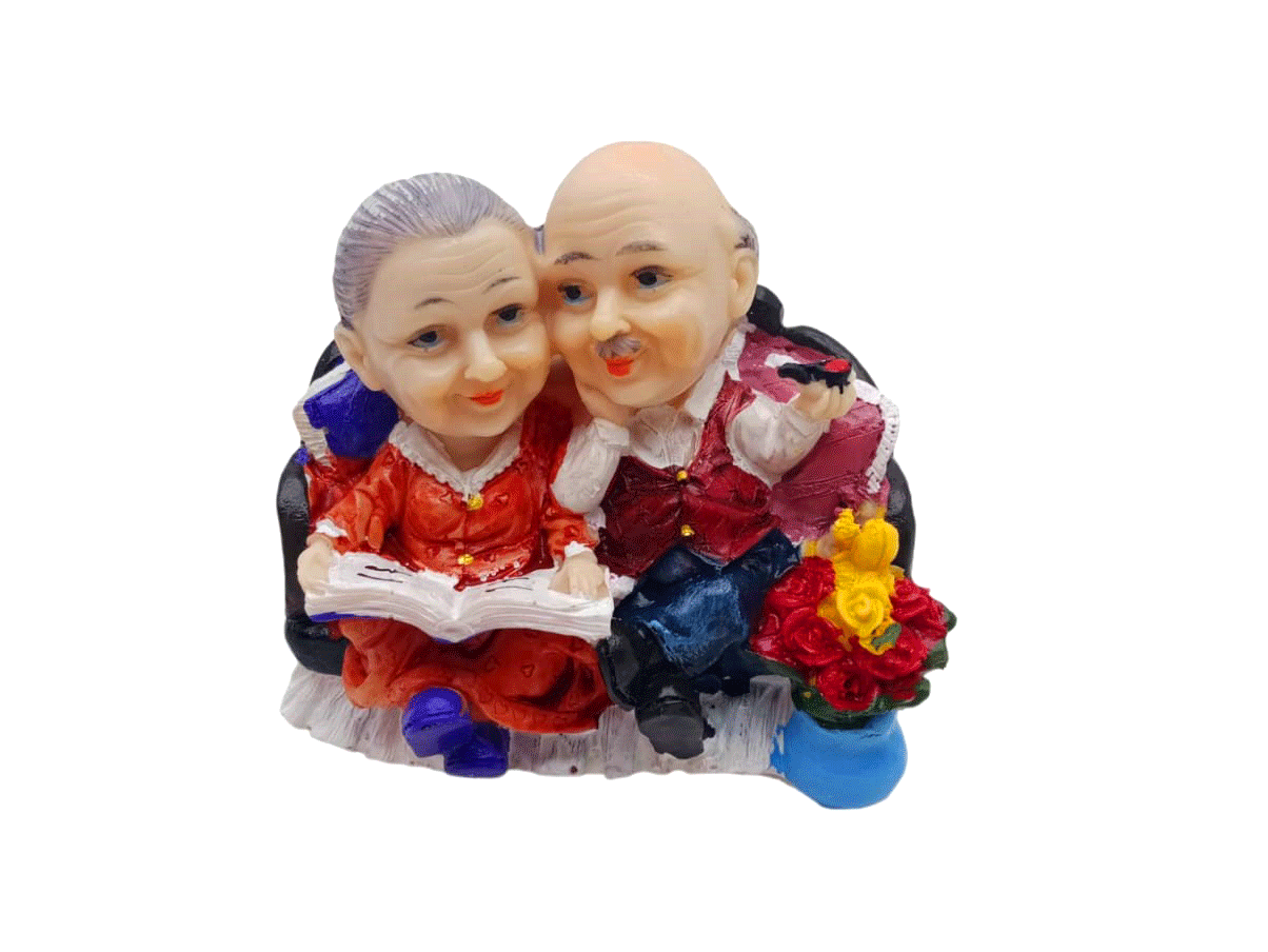 DEDE NENE BİBLO KOLTUKTA KİTAP OKUYOR