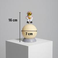 3D Ay Üzerinde Astronot LED Gece Lambası – Dokunmatik 10 Renk Değiştiren Dekoratif Çocuk Odası Masaüstü Ay Lambası