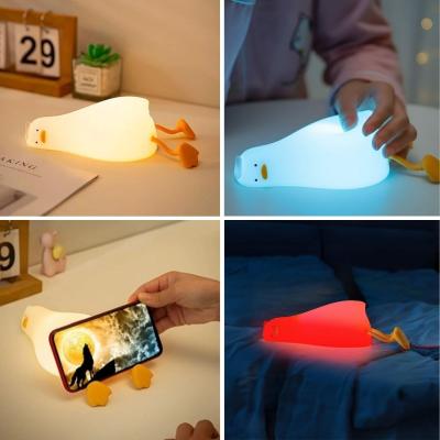 5 Farklı Renk Modlu Tembel Ördek Figürlü Pofuduk LED Gece Lambası–Yumuşak Dokulu Çocuk Odası ve Dekoratif Şarjlı Ortam Işığı