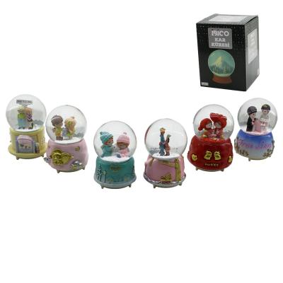 BÜYÜK BOY - 10CM PİLLİ - IŞIKLI MÜZİKLİ KAR KÜRESİ CAM İNSAN FİGÜRLÜ - DESEN MİX RENKLİ HERHANGİ BİR TANESİ GÖNDERİLİR