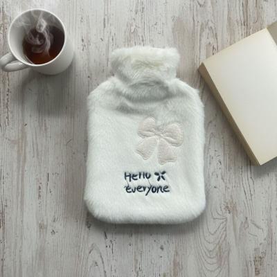 Hello Everyone Yazılı Kurdeleli Beyaz Peluş Sıcak Su Torbası 1 Lt – Yumuşak Kılıf, Uzun Süre Sıcak Tutan Termal Su Torbası