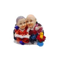 DEDE NENE BİBLO KOLTUKTA KİTAP OKUYOR