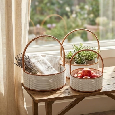 3 Boy İç İçe Geçebilen Plastik Rattan Sepetler–Beyaz Renkli,Kahverengi Saplı, Çok Amaçlı Düzenleyici ve Sunum Sepeti Seti