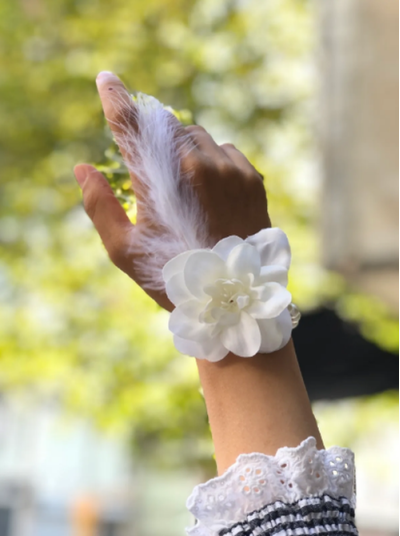 Bride to be Nedime Gelin Bilekliği Tüy ve İnci Boncuk Detaylı Beyaz Renkli Bekarlığa Veda Partisi Bilekliği 10 Adet